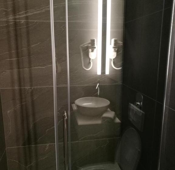 اتاق اکونومی, H2o Hostel