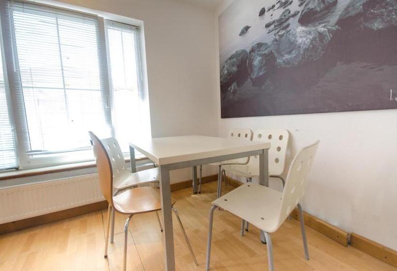 استودیوی استاندارد, H2o Hostel