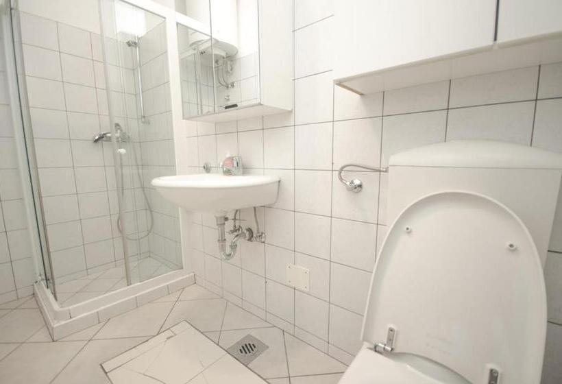 استودیوی استاندارد, H2o Hostel