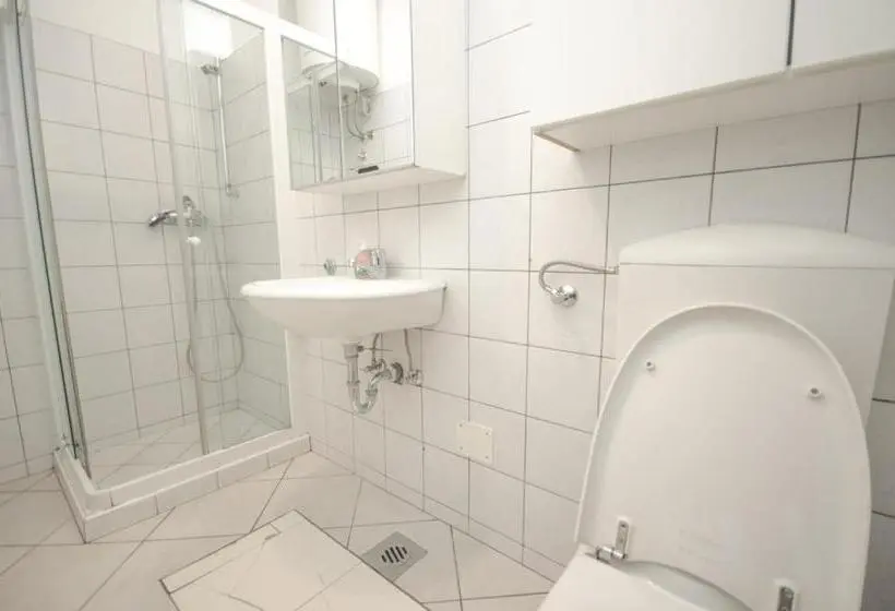 استودیوی استاندارد, H2o Hostel