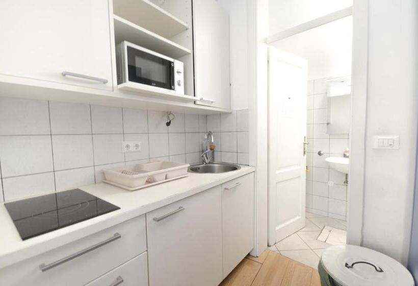 استودیوی استاندارد, H2o Hostel