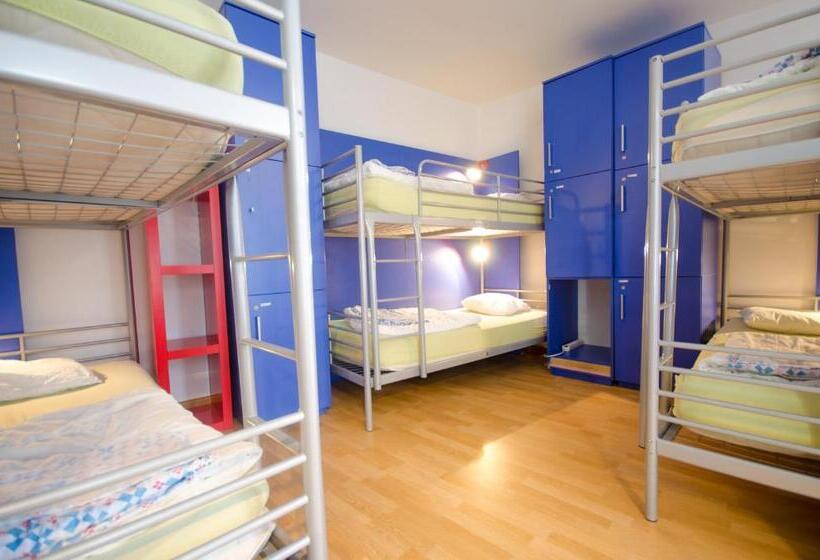 استودیوی استاندارد, H2o Hostel