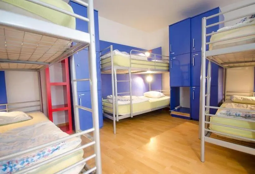 استودیوی استاندارد, H2o Hostel