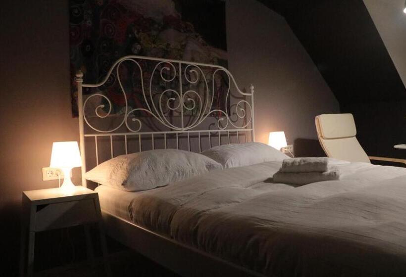 اتاق لوکس, Hostel Sleeping Beauty