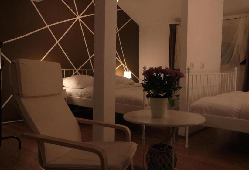 اتاق لوکس, Hostel Sleeping Beauty