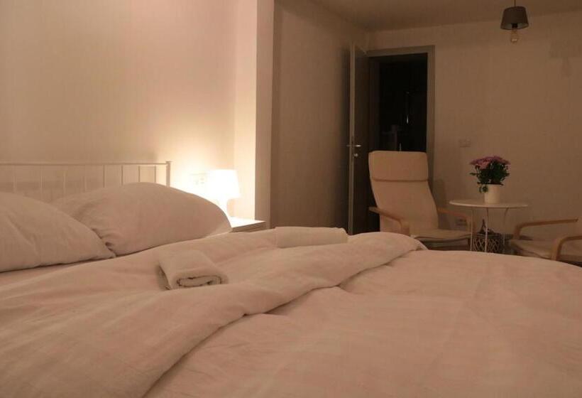 اتاق لوکس, Hostel Sleeping Beauty