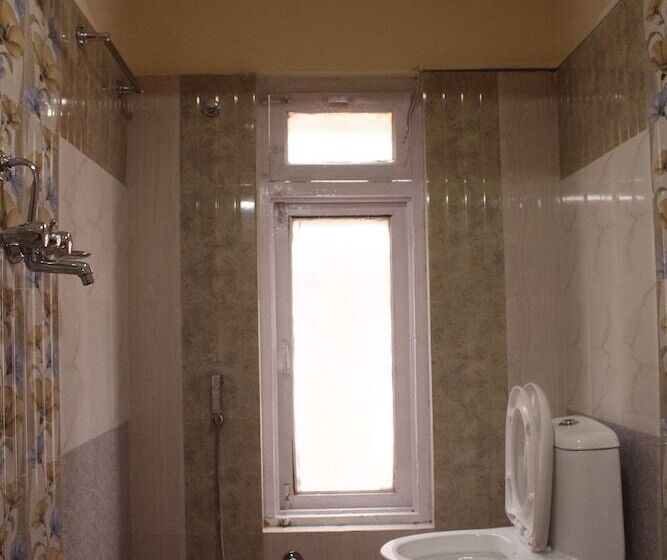 اتاق خانوادگی, Backpackers Inn