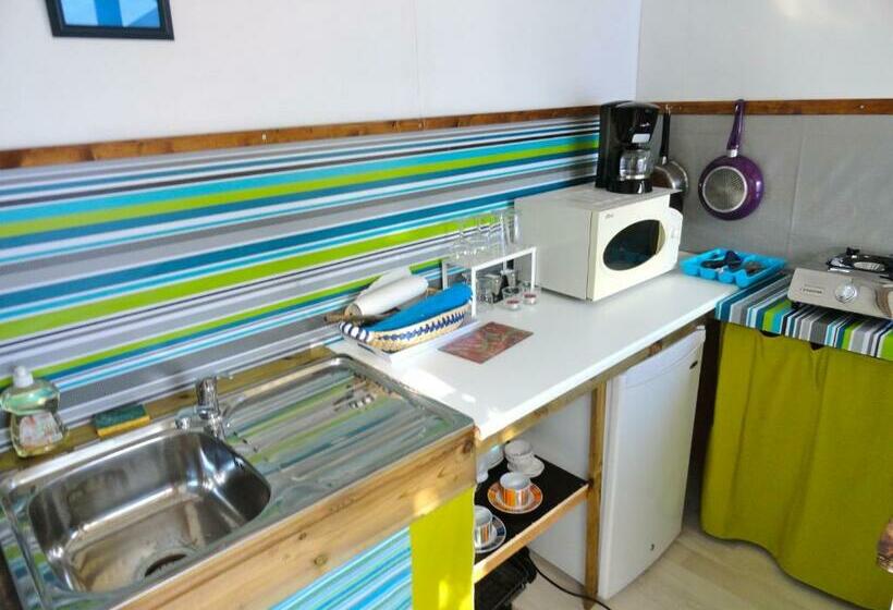 חדר משפחתי, Bubble Dome Village