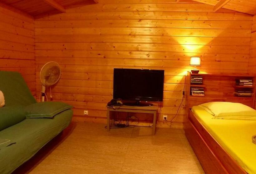 חדר משפחתי, Bubble Dome Village