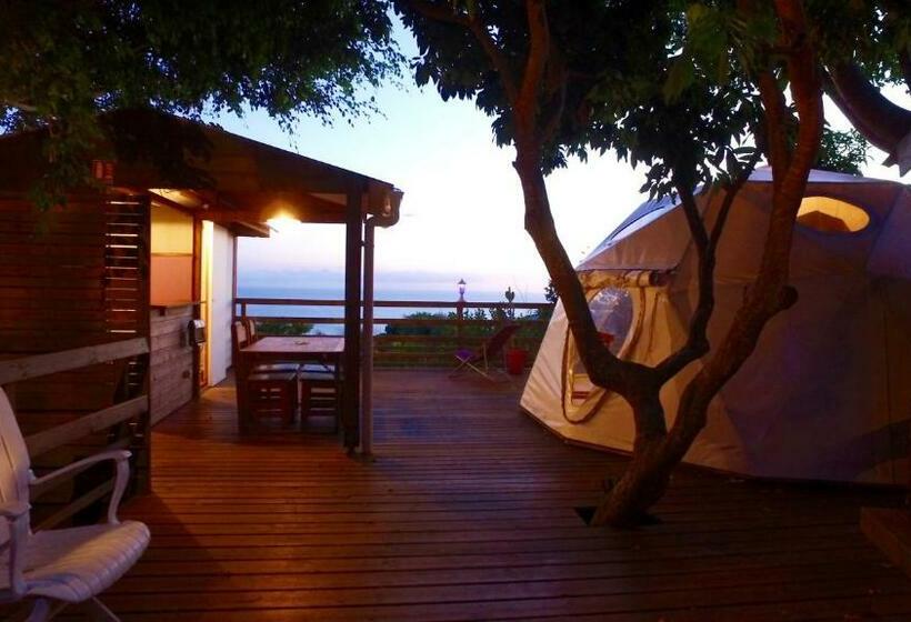 חדר משפחתי, Bubble Dome Village