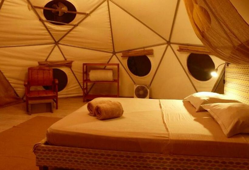 חדר משפחתי, Bubble Dome Village