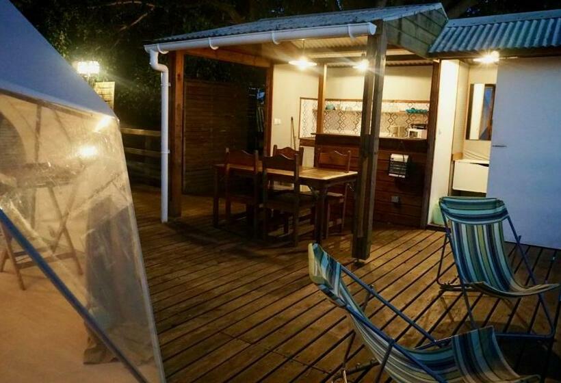 חדר משפחתי, Bubble Dome Village