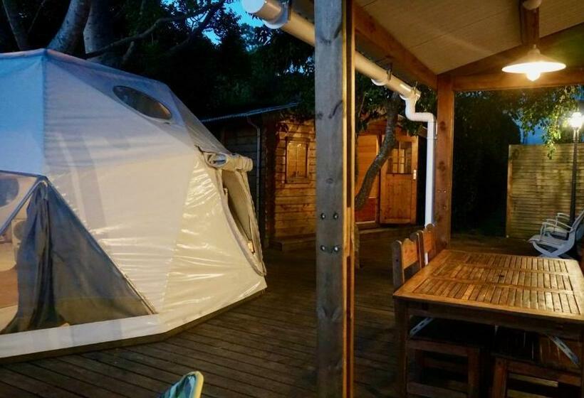 חדר משפחתי, Bubble Dome Village