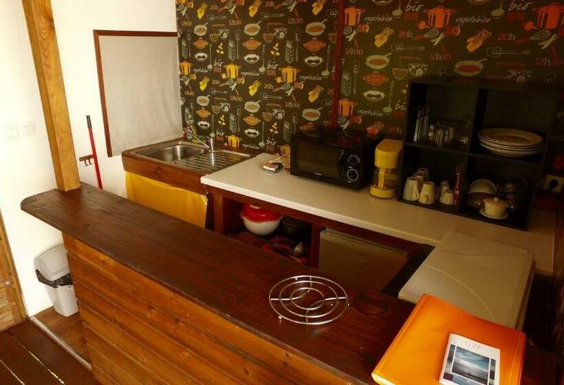 חדר משפחתי, Bubble Dome Village