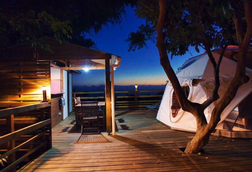 חדר משפחתי, Bubble Dome Village