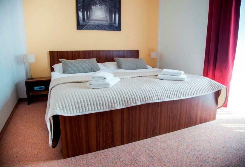 两卧家庭套房, Eminent