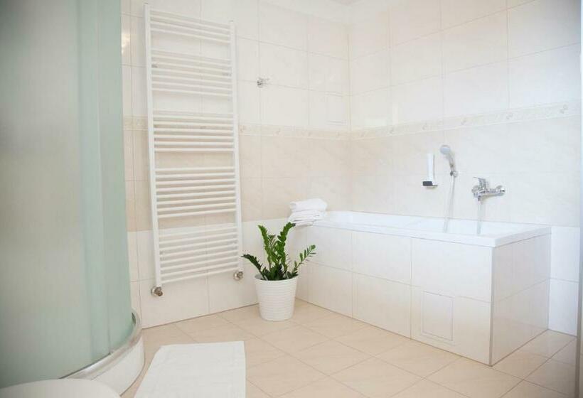 两卧家庭套房, Eminent