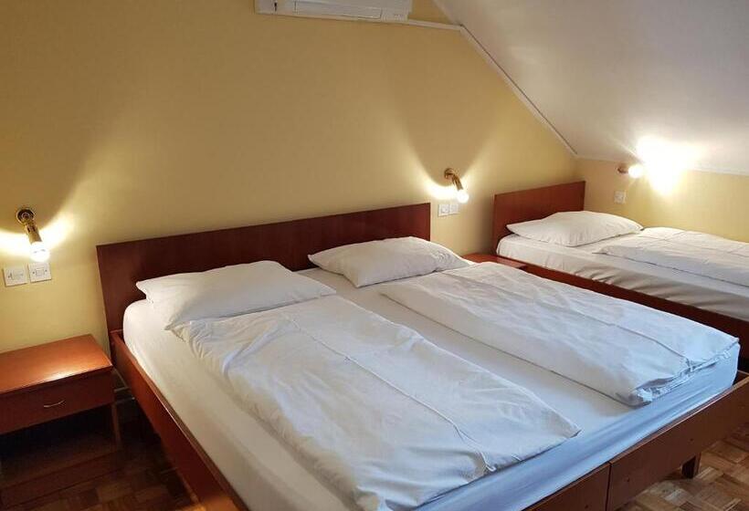 اتاق کلاسیک چهارنفره, Roškar