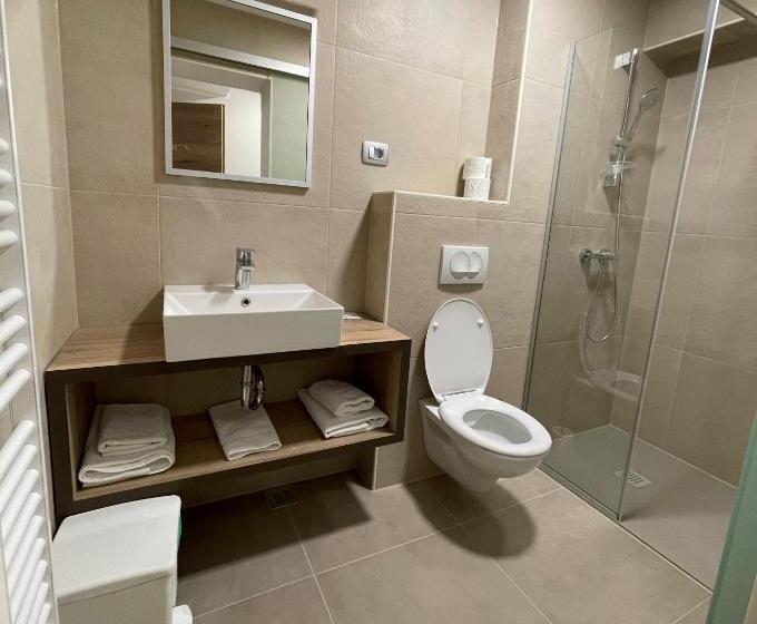 اتاق راحتی, Roškar