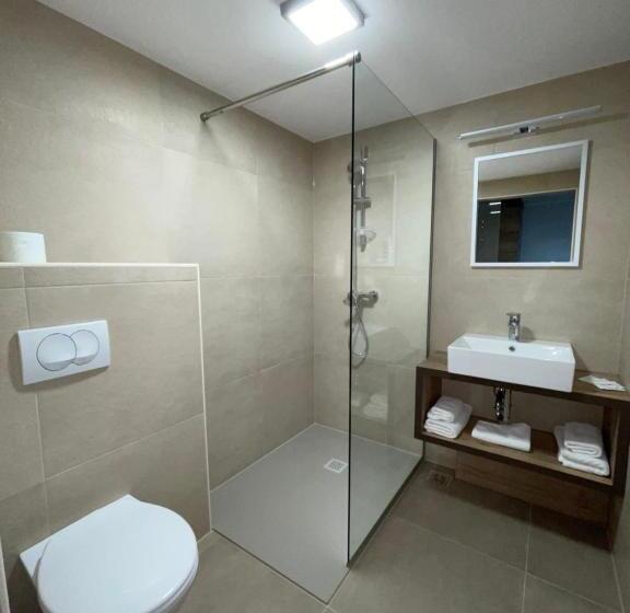 اتاق راحتی سه تخته, Roškar