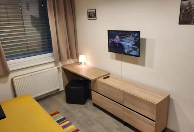 Standard Yhden Hengen Huone, Tam Autohof Malacky