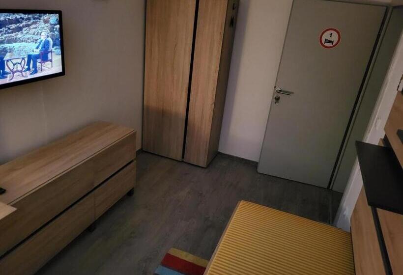 标准单人间, Tam Autohof Malacky