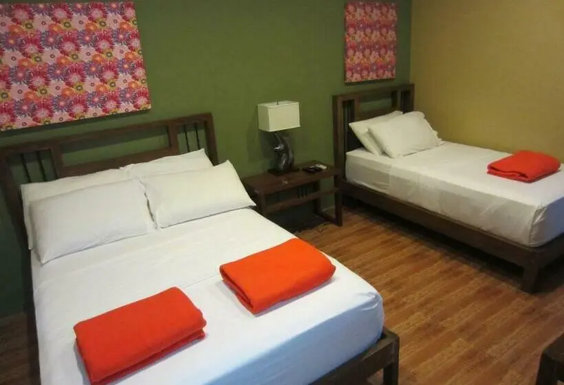 اتاق خانوادگی, The Purple Tree Bed & Breakfast