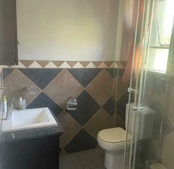 キングサイズベッドのスタンダードルーム, Africa Footprints Guest House