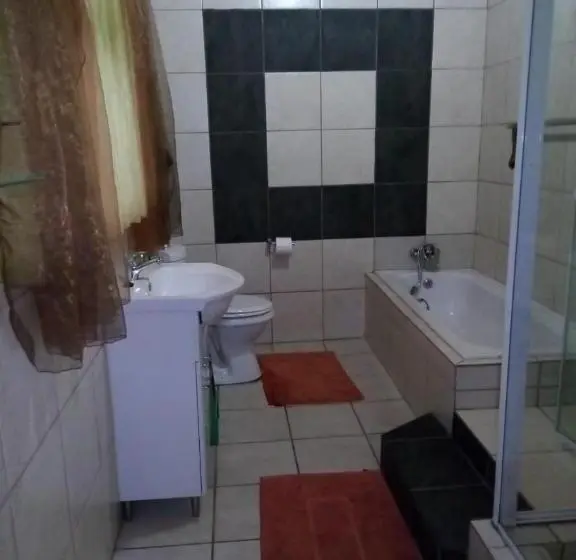 اتاق خانوادگی, Rustenburg Guesthouse