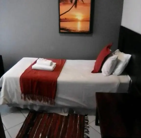اتاق استاندارد یک نفره, Rustenburg Guesthouse