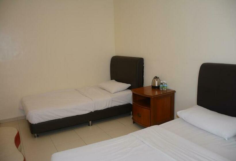 Camera Tripla Deluxe, Doris