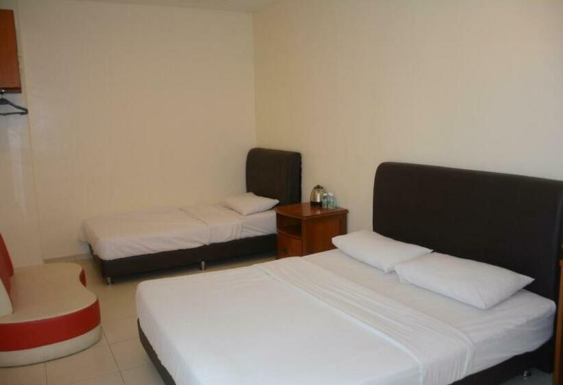 Camera Tripla Deluxe, Doris