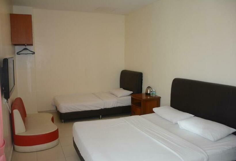 Camera Tripla Deluxe, Doris