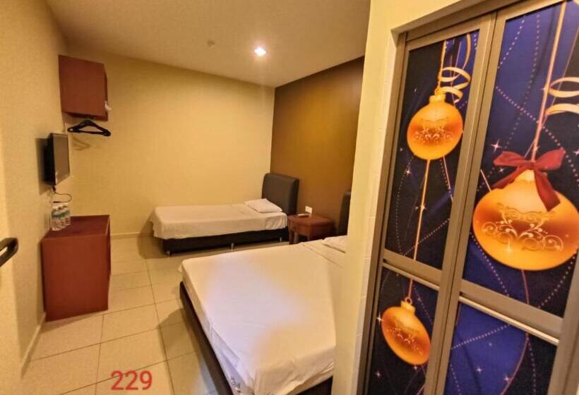 Camera Tripla Deluxe, Doris