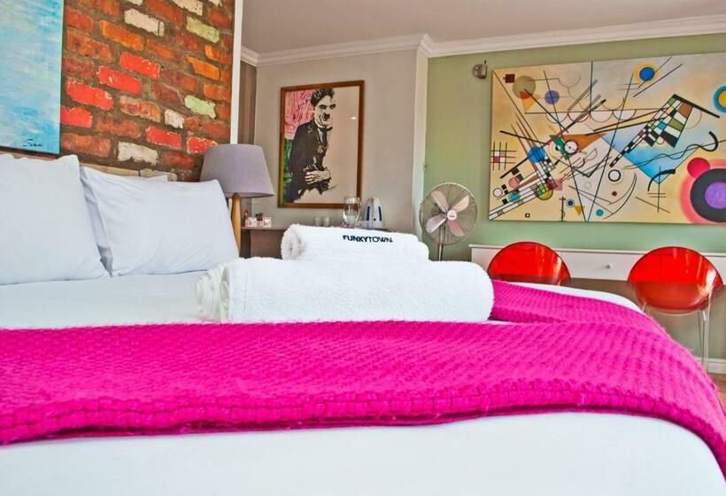 اتاق استاندارد در طبقه همکف, Funky Town