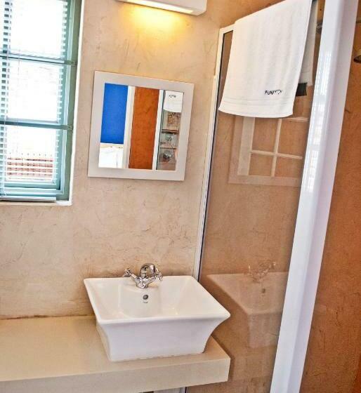 اتاق استاندارد در طبقه همکف, Funky Town