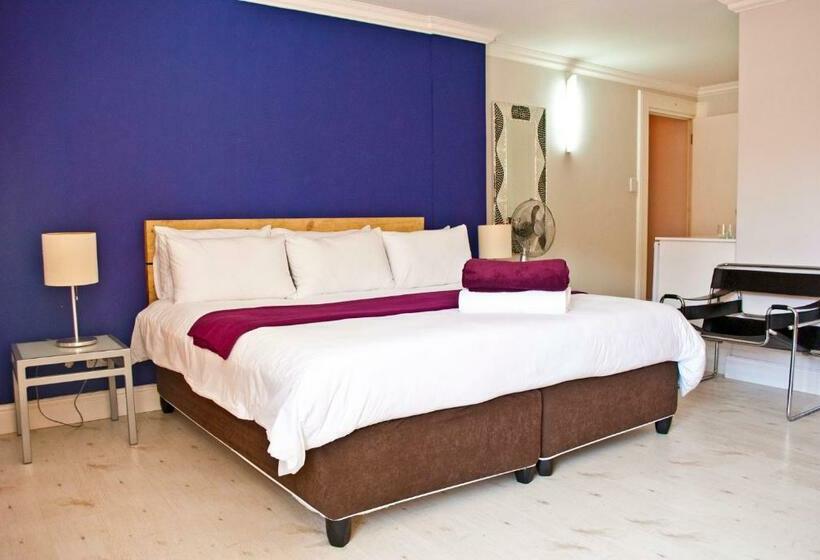 اتاق استاندارد در طبقه همکف, Funky Town