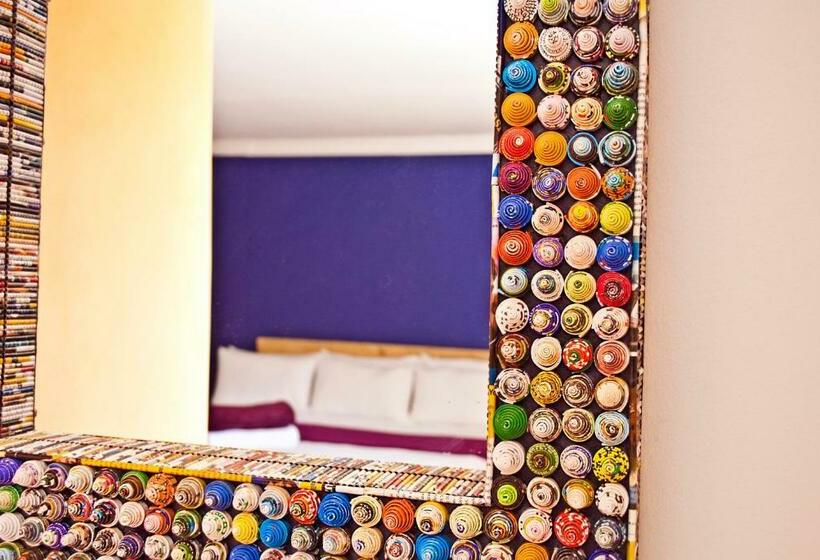 اتاق استاندارد در طبقه همکف, Funky Town