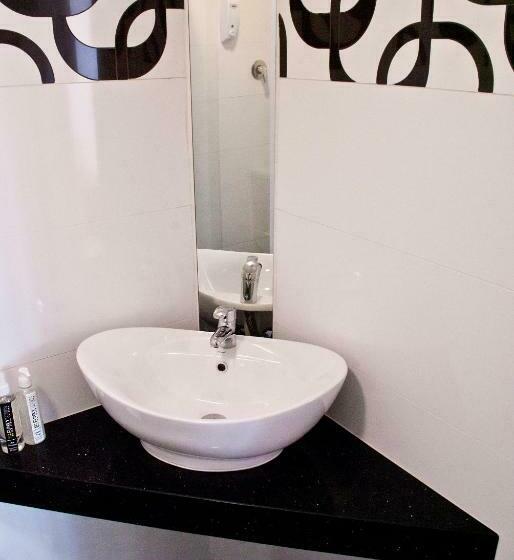 اتاق استاندارد, Funky Town