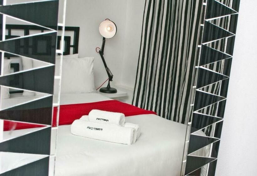 اتاق استاندارد, Funky Town