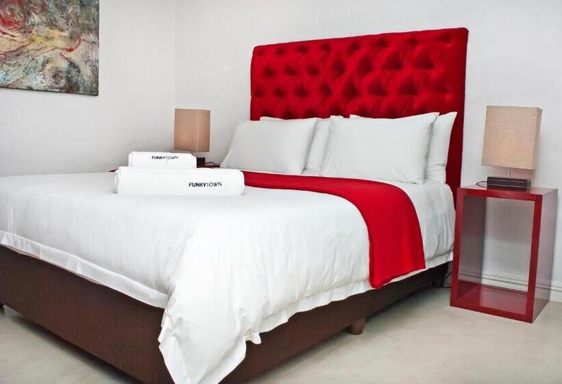 آپارتمان 1 خوابه, Funky Town