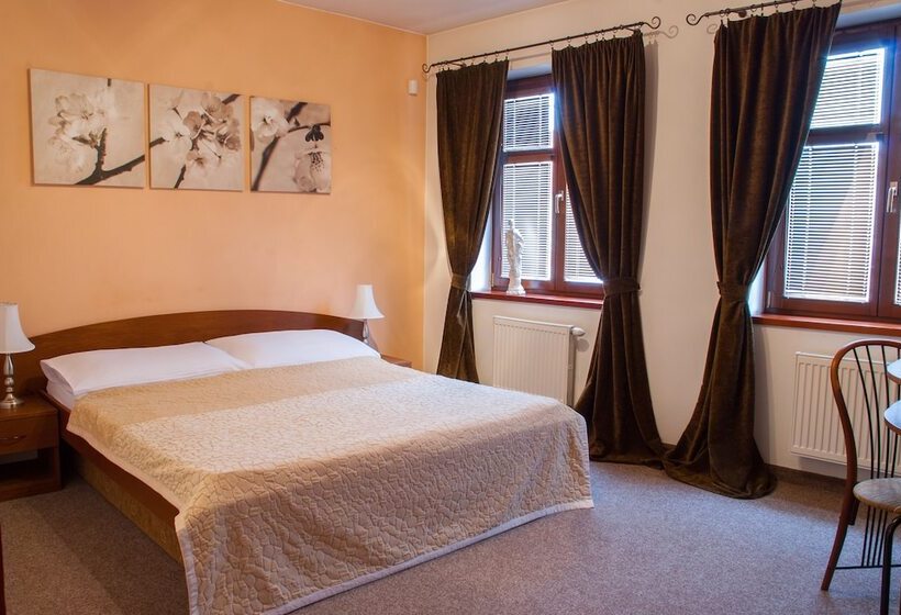 جناح, Pod Hradom