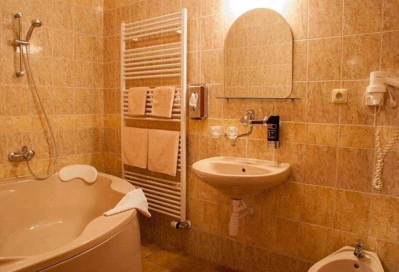 جناح, Pod Hradom