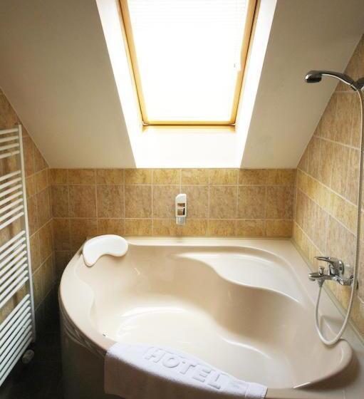 جناح, Pod Hradom