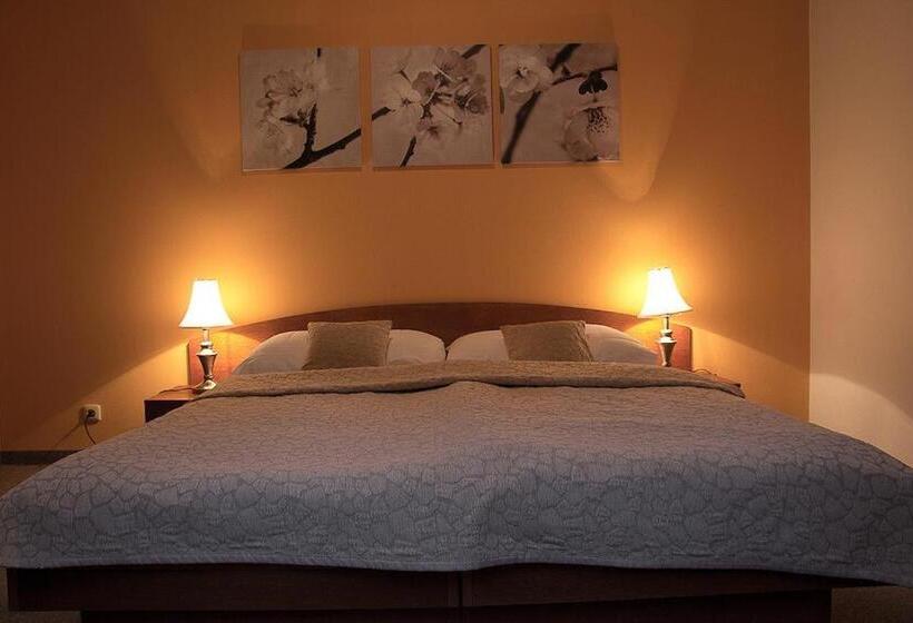 جناح, Pod Hradom