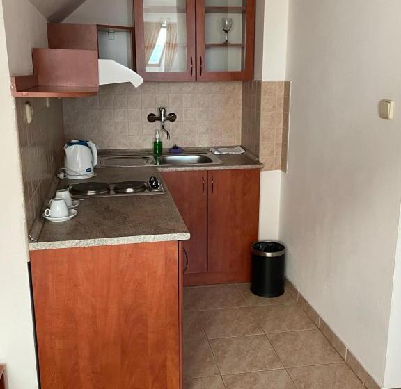 جناح, Pod Hradom