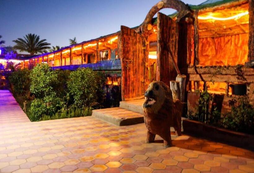 غرفة قياسية مطلّة علي الحديقة, Tamasinte