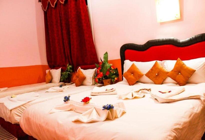 غرفة قياسية مطلّة علي الحديقة, Tamasinte