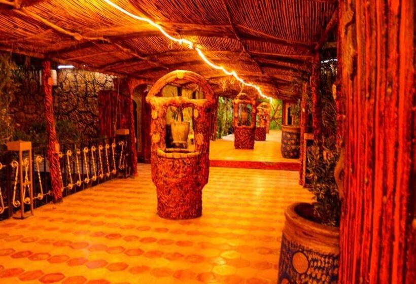 غرفة قياسية مطلّة علي الحديقة, Tamasinte