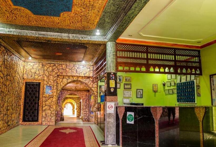 غرفة قياسية مطلّة علي حمام السباحة, Tamasinte